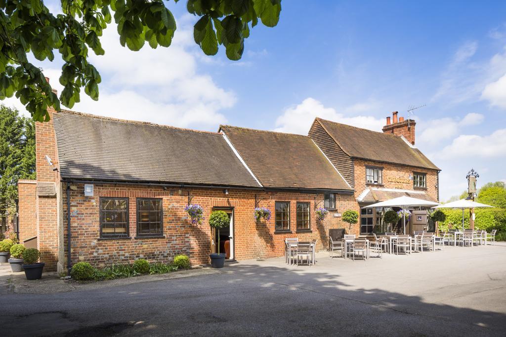 The Chequers Inn Beaconsfield Extérieur photo